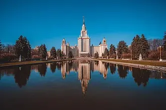 Здание_МГУ_(вид_со_стороны_фонтанов).webp