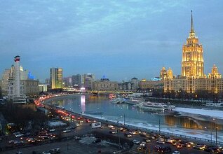 440px-Hotel_Ukraina_Moscow_at_night.jpg
