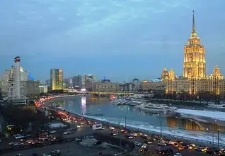 440px-Hotel_Ukraina_Moscow_at_night.webp