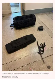 Fotka zbraní s taškou na fakultě.jpg